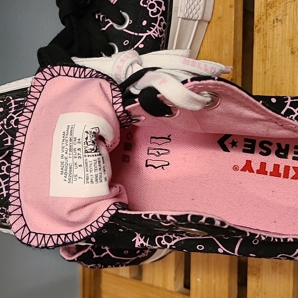 Hello Kitty Converse Allstars - Picture 7 of 14
